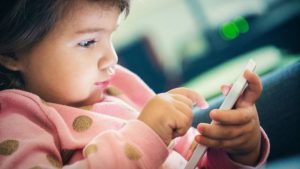 Celulares e tablets: especialistas recomendam diminuir o uso  de telas por crianças e adolescentes