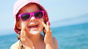 Protetor solar e repelente: nesse verão, saiba como usar sem  erro no seu bebê ou criança